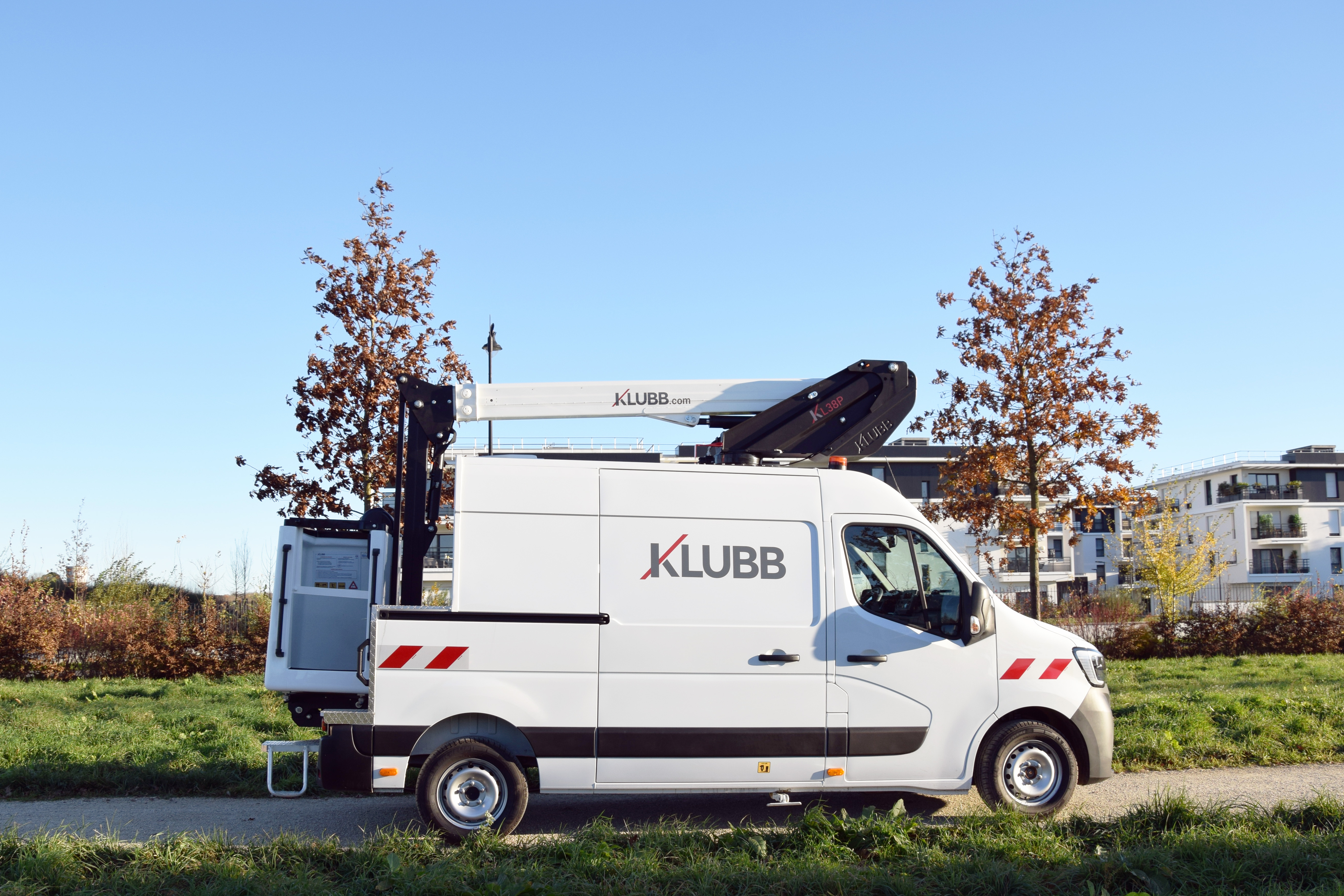 HOW TO CHOOSE THE RIGHT VAN-MOUNTED AERIAL PLATFORM FOR TELECOMMUNICATIONS PROFESSIONALS?