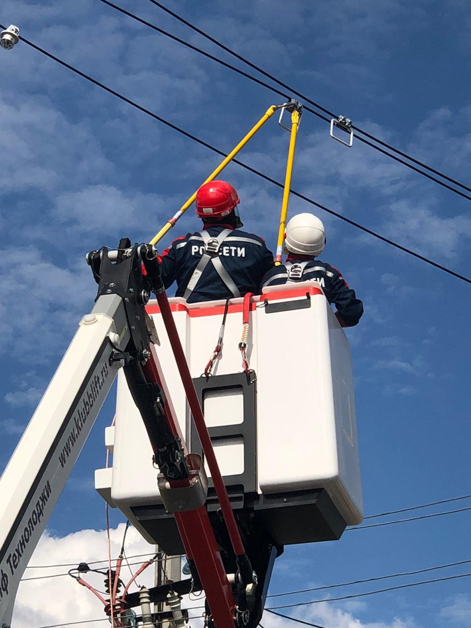 Can you tie off to an aerial lift ?