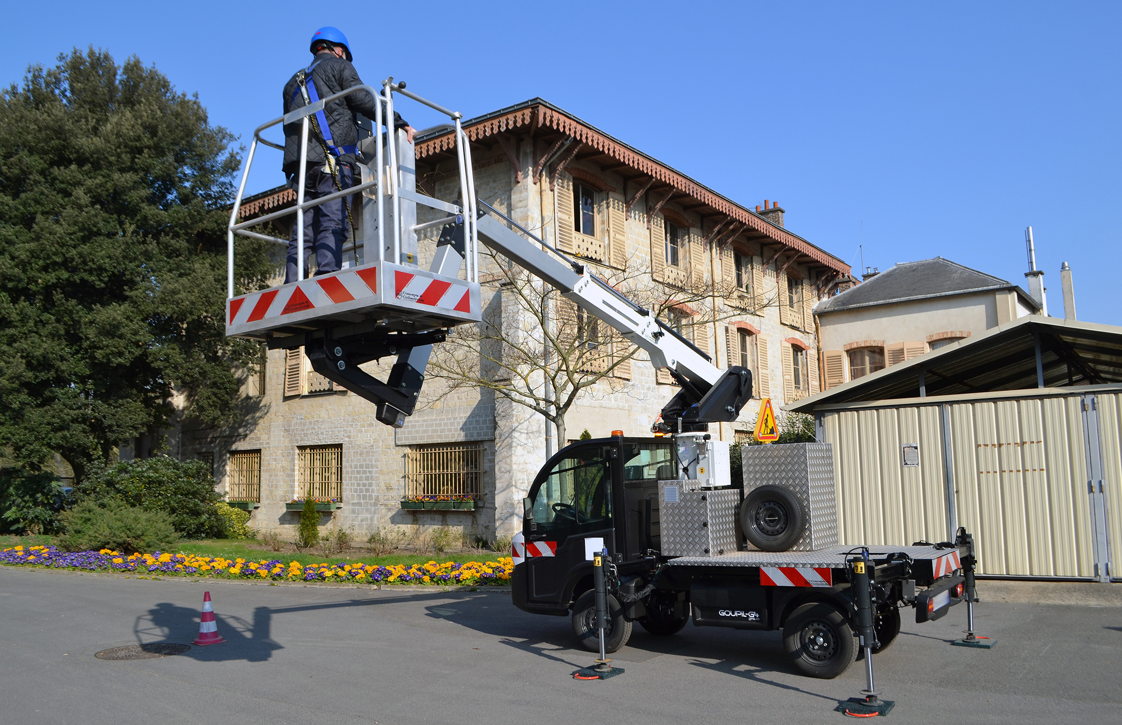 Compact aerial work platforms, the discreet asset for communities! 