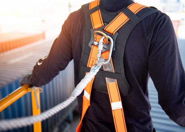 PPE: WHEN TO WEAR A SAFETY HARNESS?