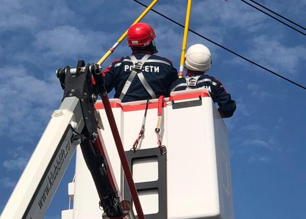 What are the essential components of an aerial platform training program