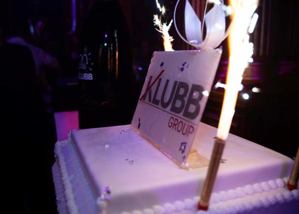 KLUBB GRUPPE ERÖFFNET IHRE NEUE FABRIK UND FEIERT IHR 20-JÄHRIGES JUBILÄUM
