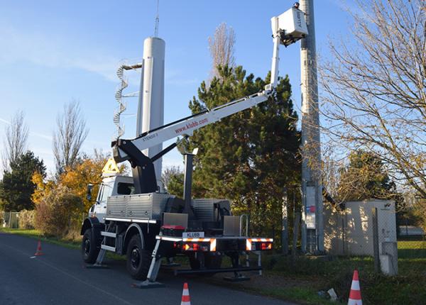 What are the risks associated with overloading an aerial platform?