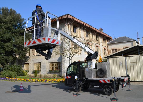 Compact aerial work platforms, the discreet asset for communities! 