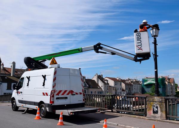 What safety procedures are emphasized during aerial platform training ? 