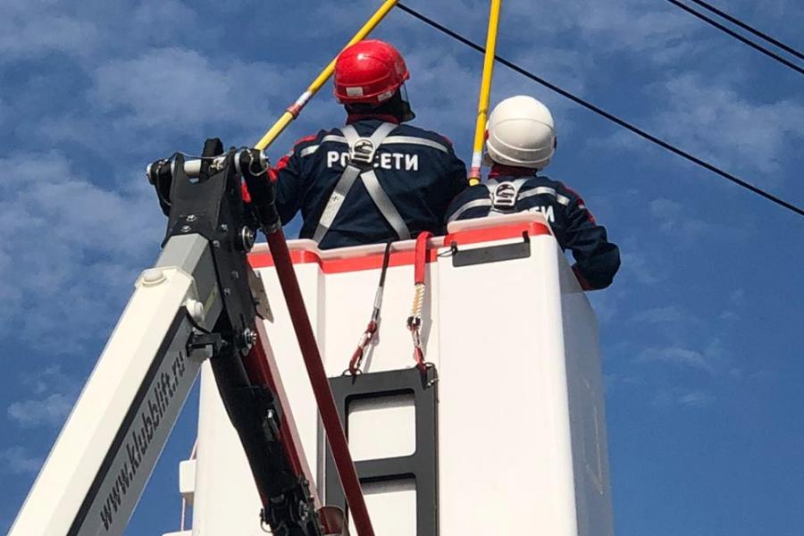 Can you tie off to an aerial lift ? 