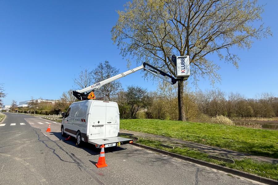 How should the exclusion zone for a MEWP be established?