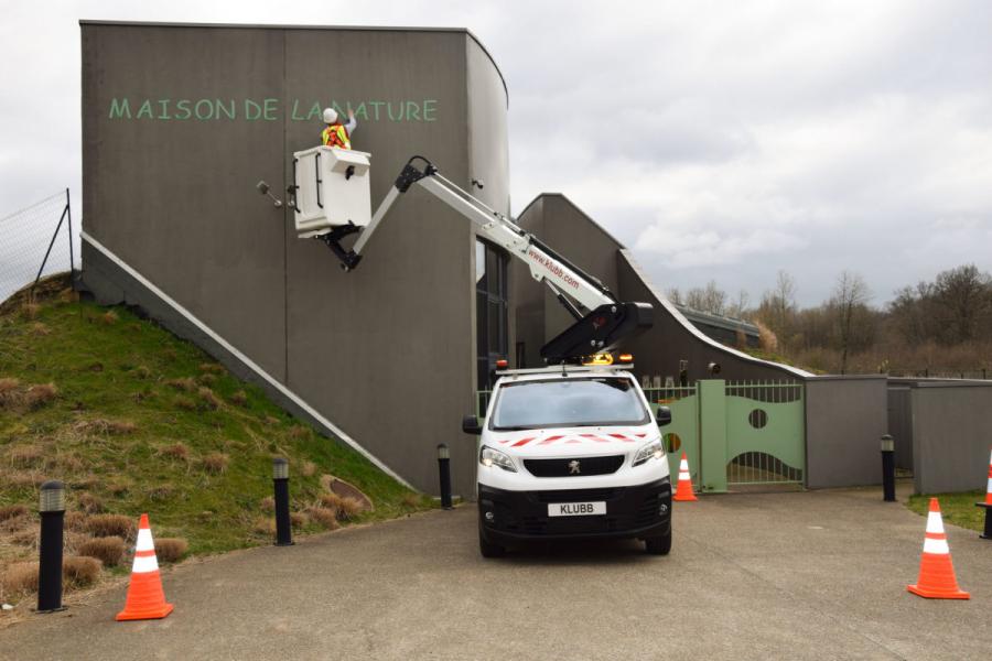 Welche Sicherheitsvorkehrungen gibt es beim Einsatz von Hubarbeitsbühnen?