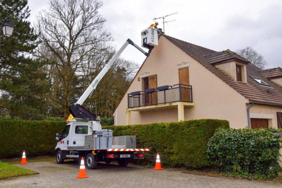 When is it too windy to use a boom lift ?