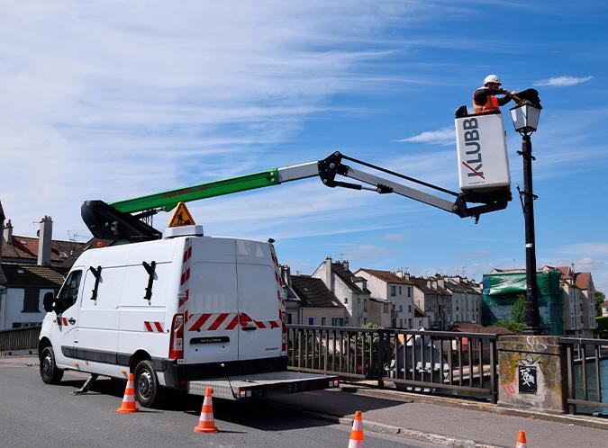 What safety procedures are emphasized during aerial platform training ?