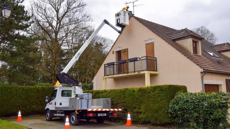 When is it too windy to use a boom lift ?