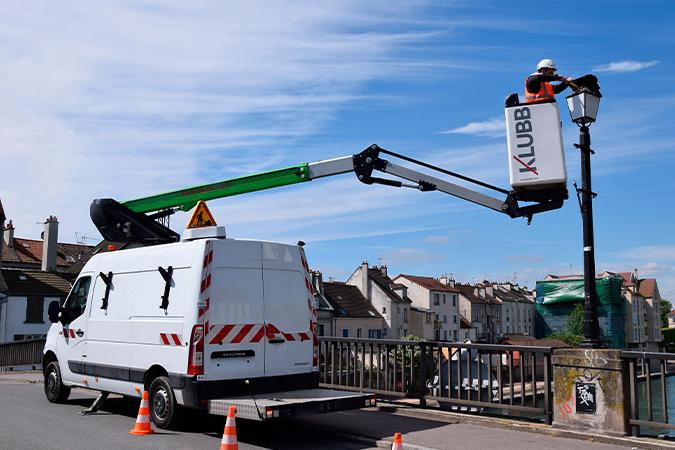 What safety procedures are emphasized during aerial platform training ? 