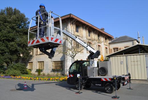 Compact aerial work platforms, the discreet asset for communities! 
