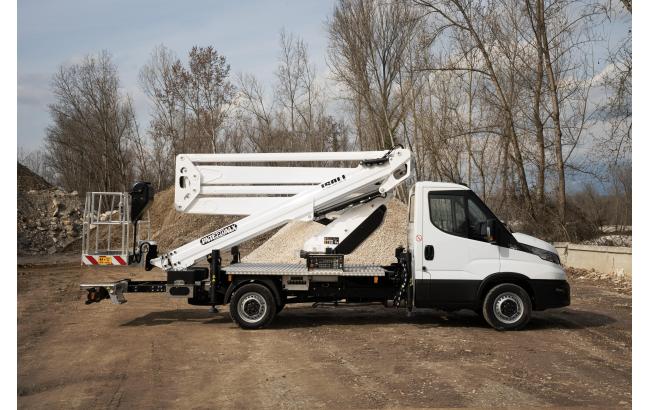 22m articulated boom lift on chassis pnt 220 nlx