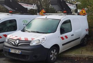 file n°1081 aerial platform k20 on a renault kangoo