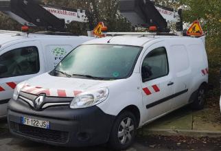 file n°1095 aerial platform k20 on a renault kangoo