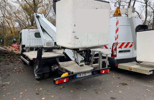 file n°1043 aerial platform vt48 on a renault maxity