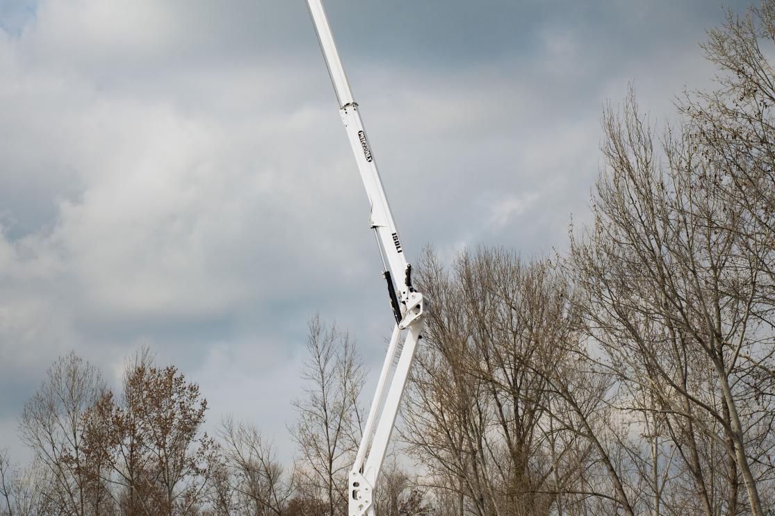 22m articulated boom lift on chassis pnt 220 nlx