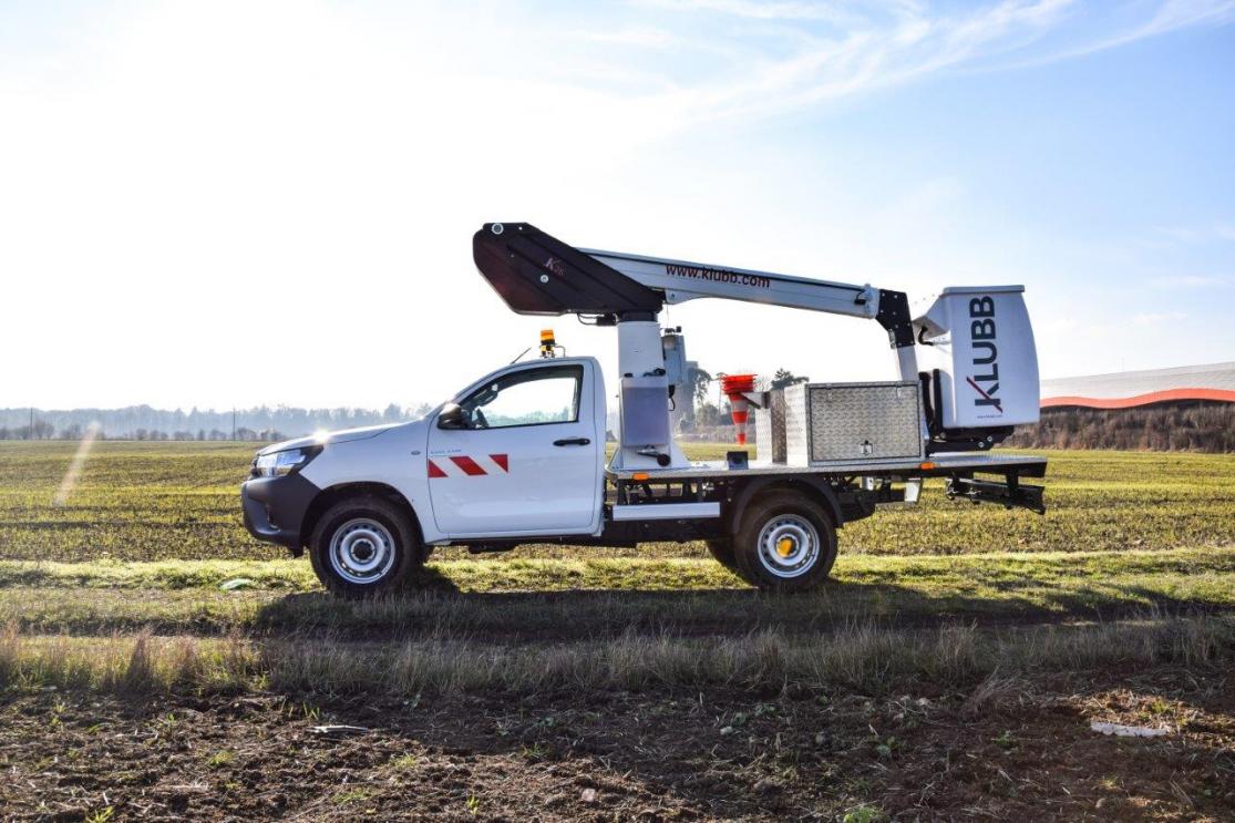 kl26 aerial platform platform on a toyota hilux