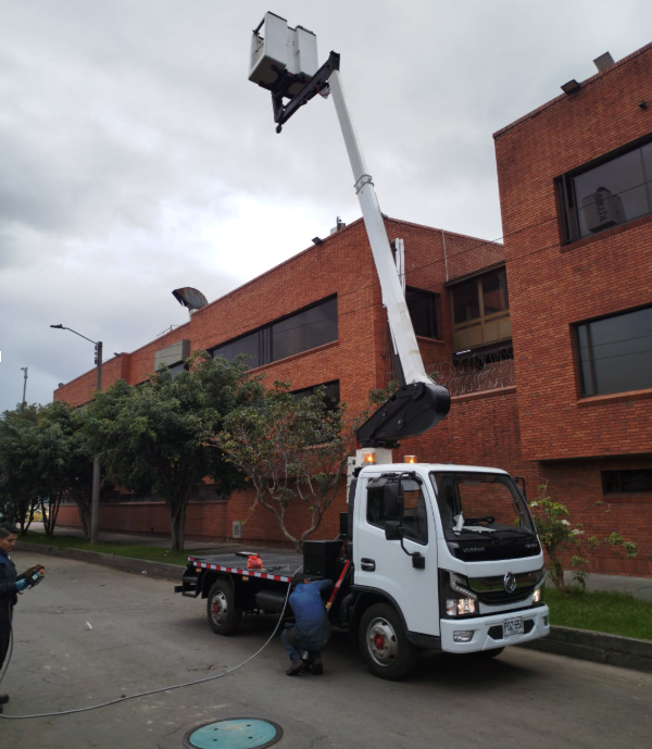plataforma elevadora telescopica sobre camion